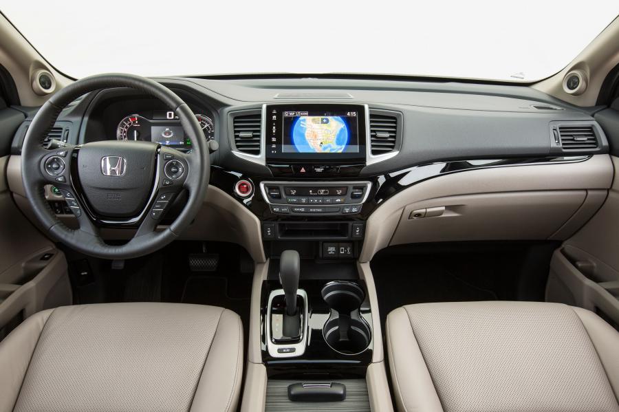 Торпедо Honda Ridgeline 2016 года  (фото 2 из 40)